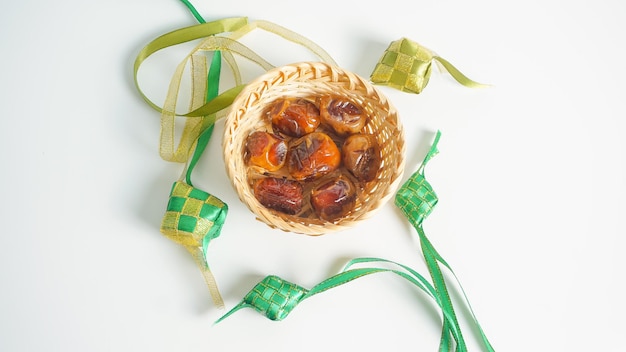 frutta secca tropicale Kurma per evento ramadan Sulla parte superiore isolata con ketupat dolce frutta araba