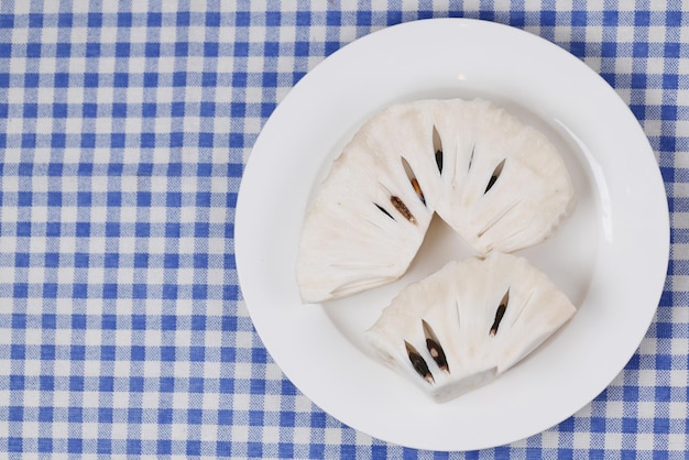 frutta soursop su un piatto sul tavolo