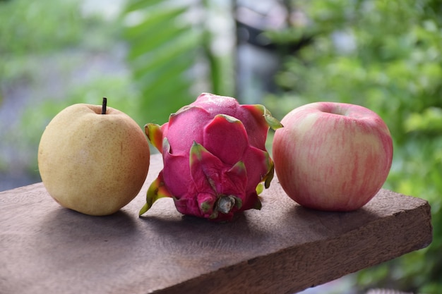 Frutta su fondo in legno.