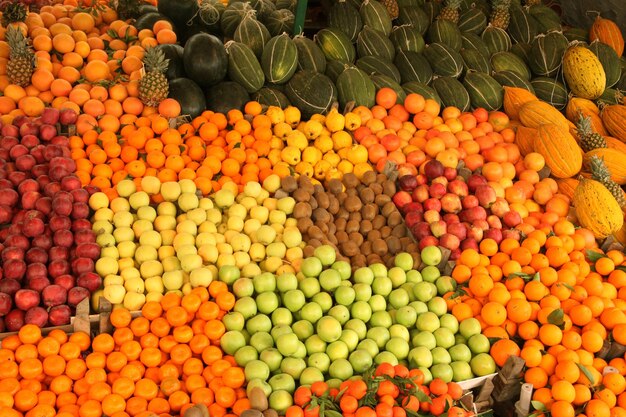 frutta sul corridoio del mercato