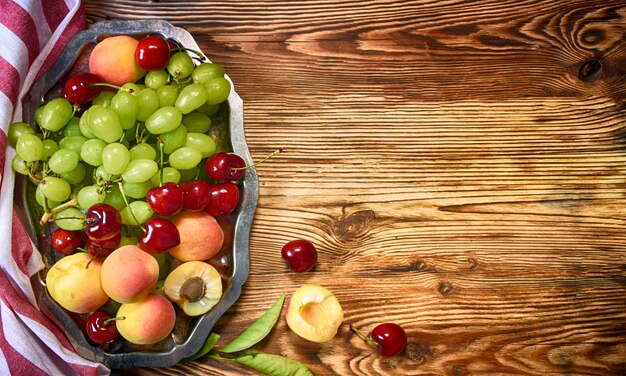 Frutta sul tavolo di legno