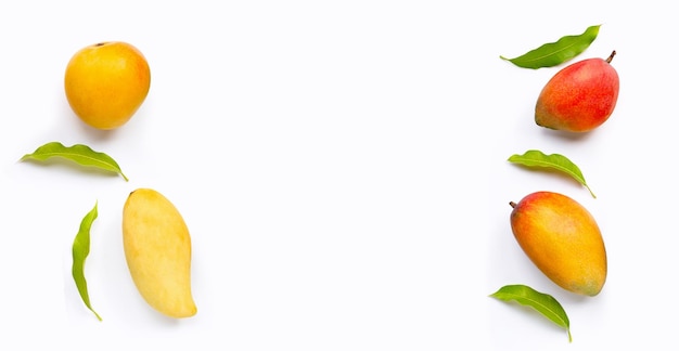 Frutta tropicale Cornice di mango con foglie su sfondo bianco Spazio di copia