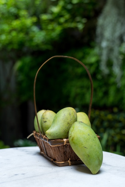 Frutta tropicale del mango in cestino di legno