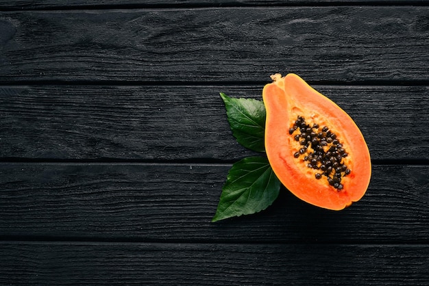 Frutta tropicale della papaia su uno sfondo di legno Vista dall'alto Spazio di copia