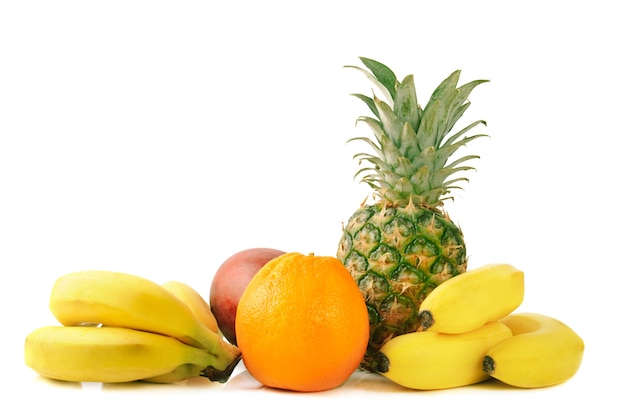 Frutta tropicale fresca: banana, mango, ananas, arancia, isolata su fondo bianco