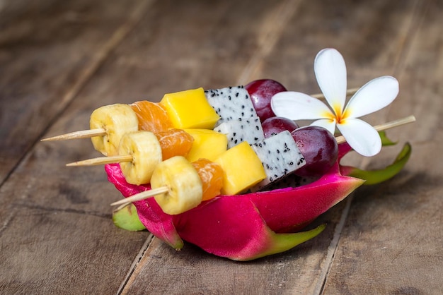 Frutta tropicale fresca su spiedini in pelle di frutta drago concetto di perdita di peso colazione sana Thailandia primo piano