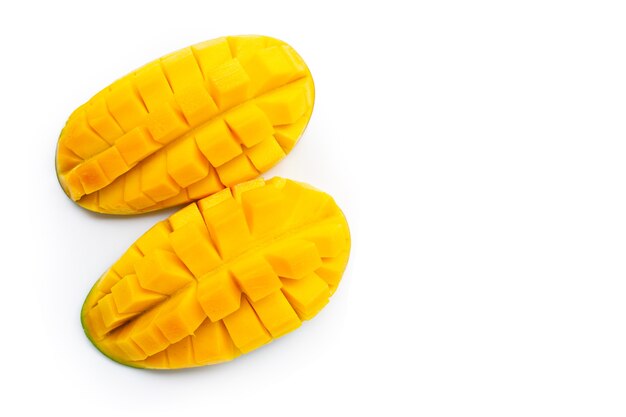 Frutta tropicale, mango su bianco. Copia spazio