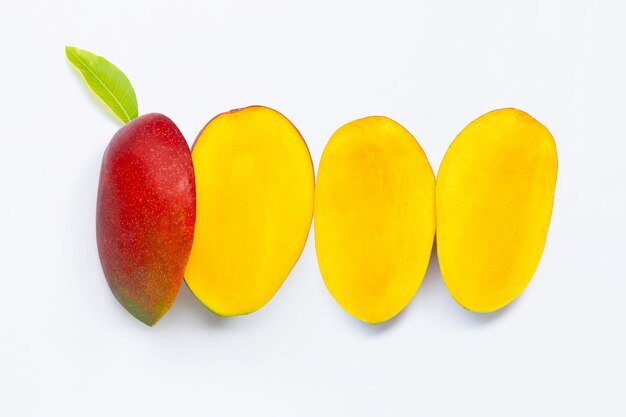 Frutta tropicale, mango su bianco.