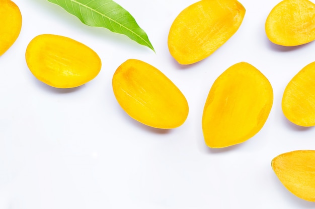 Frutta tropicale, mango su sfondo bianco.