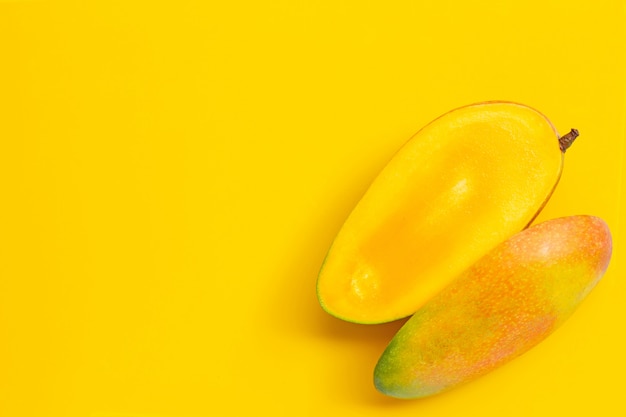 Frutta tropicale, mango su sfondo giallo. Copia spazio