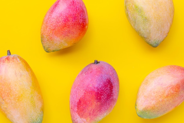 Frutta tropicale Mango su sfondo giallo