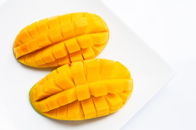 Frutta tropicale, mango sul piatto bianco