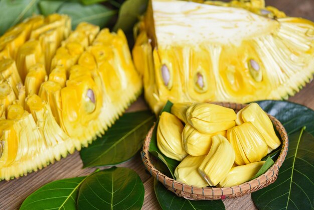 Frutta tropicale ripia sbucciata fresca dall'albero di giacca frutta di giaca su cesto con foglia su sfondo di legno