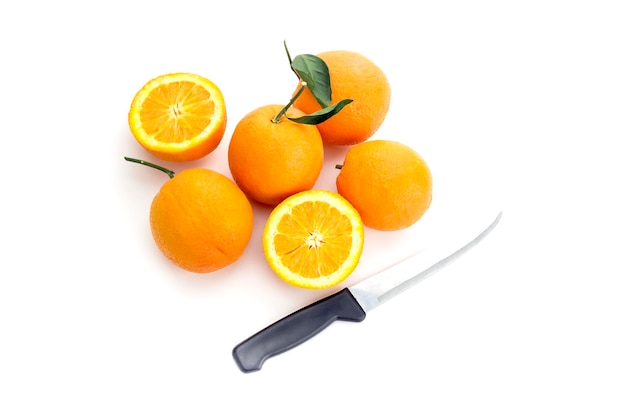 Frutta Un paio di arancia matura fresca e un coltello su uno sfondo bianco alzato