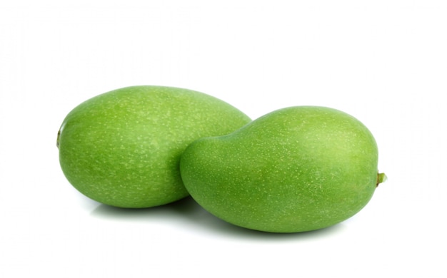 Frutta verde fresca del mango isolata