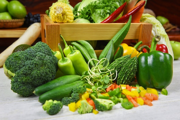 Frutta verde fresca e verdure verdi mescolate in scatola di legno per la vendita al mercato, vista dall'alto varie per alimenti sani cucina vegana / raccolta verdure selezione di alimenti sani alimentazione pulita salute