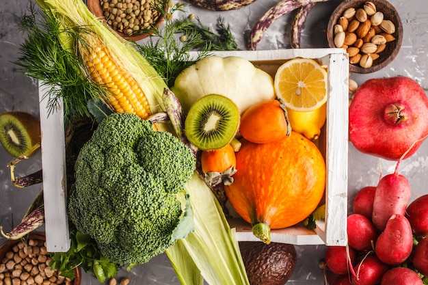 Frutta, verdura e cereali in una scatola di legno, vista dall&#39;alto