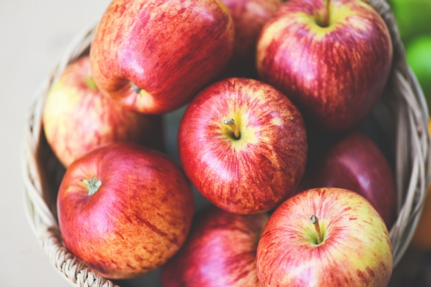 Frutteto di mele rosse fresche - raccogliere la mela nel cesto raccogliere giardino di frutta