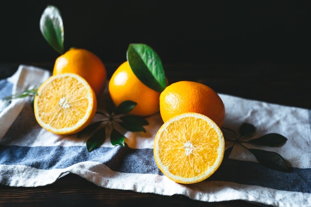 Frutti arancio su un asciugamano da tavola rustico.