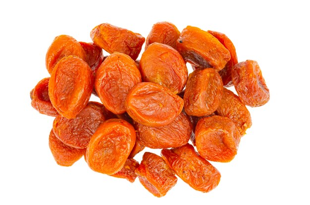 Frutti arancioni di albicocca secca su superficie bianca