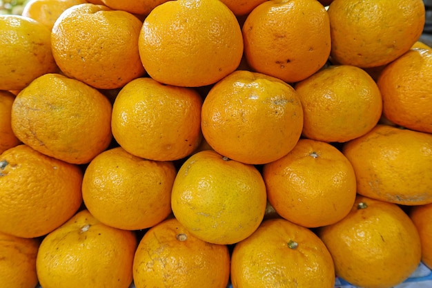 frutti d'arancia freschi con foglie in vista dall'alto come sfondo