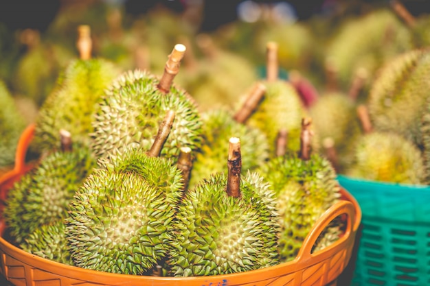 Frutti del Durian nel mercato per vendita in Tailandia