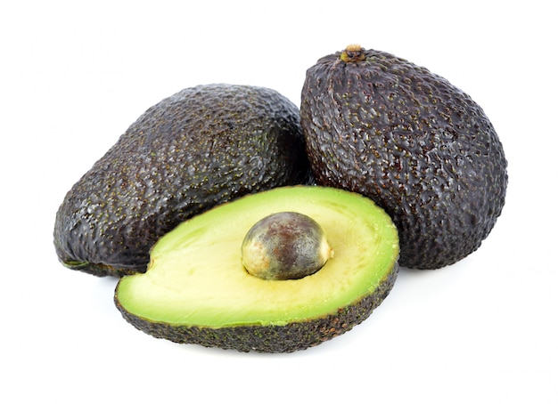 Frutti di avocado freschi isolati su bianco