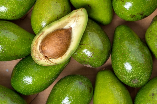 Frutti di avocado maturi in scatola