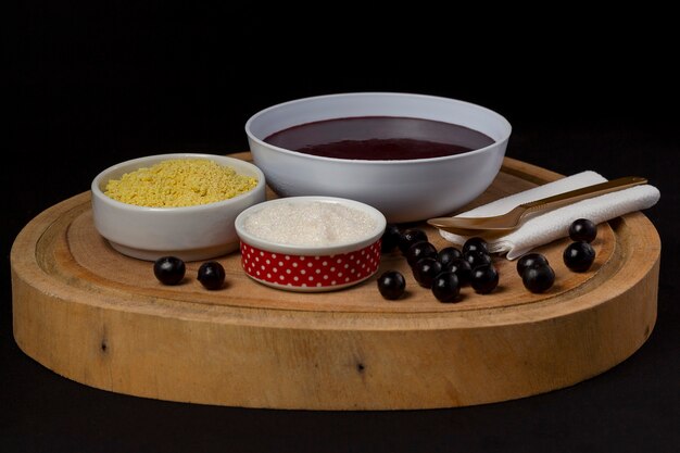 Frutti di bosco con farina gialla e zucchero