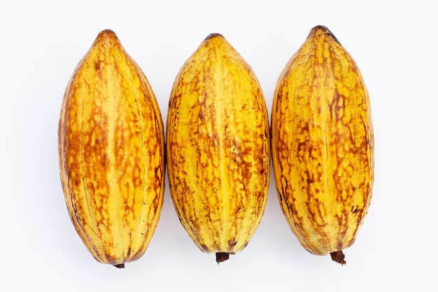 Frutti di cacao isolati su sfondo bianco