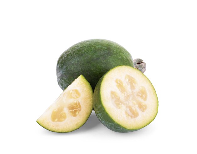 Frutti di feijoa verde isolati su sfondo bianco. Frutti di feijoa su sfondo bianco. Feijoa di frutta tropicale isolato su sfondo bianco