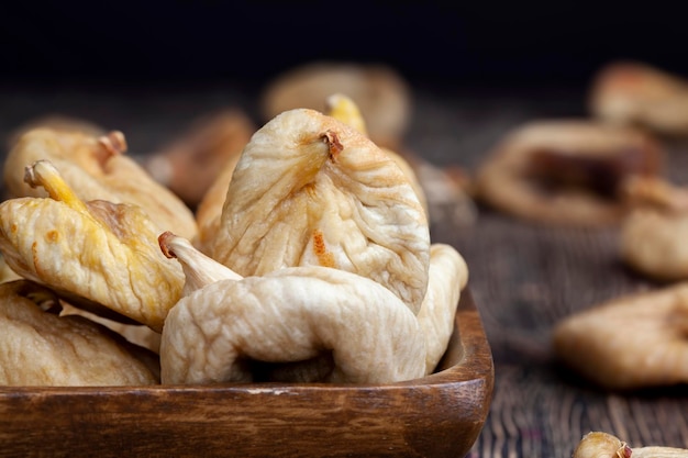 Frutti di fichi secchi sul tavolo da vicino