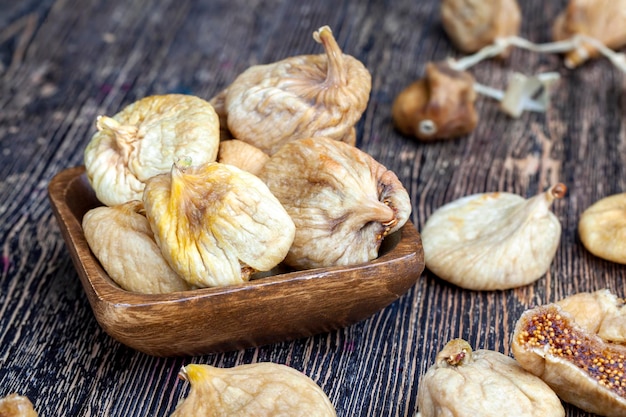 Frutti di fichi secchi sul tavolo da vicino