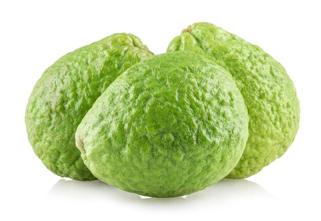 Frutti di guava isolati su sfondo bianco