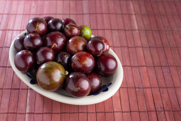 Frutti di jaboticaba in una ciotola sul tavolo