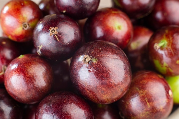 Frutti di jaboticaba in una ciotola sul tavolo