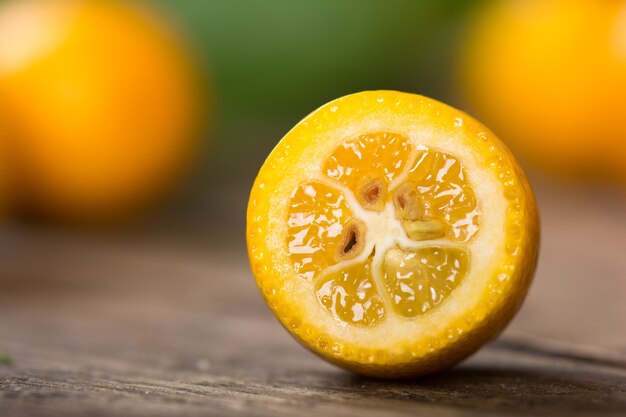 Frutti di kumquat su tavola di legno