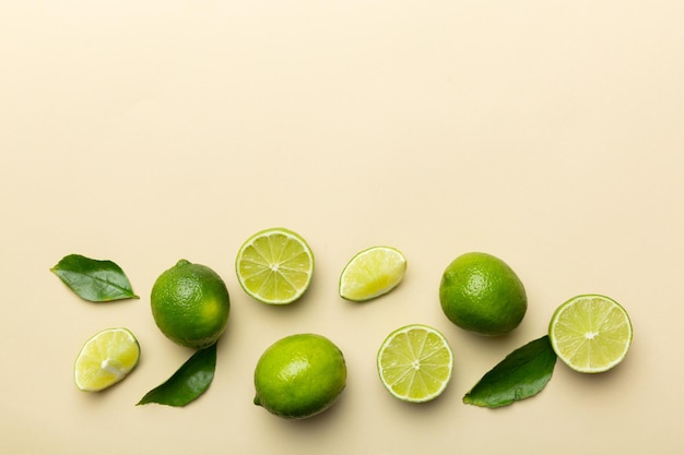 Frutti di lime con foglia verde e tagliati a metà fetta isolati su sfondo bianco. Vista dall'alto. Disposizione piatta con spazio per la copia.