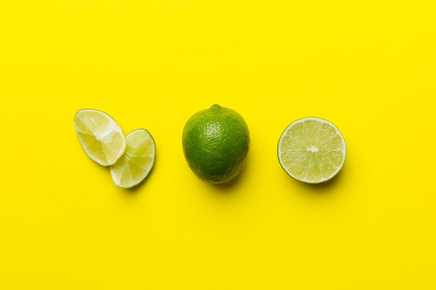 Frutti di lime con foglia verde e tagliati a metà fetta isolati su sfondo bianco Vista dall'alto Piatto con spazio per la copia