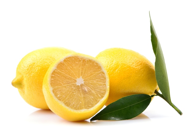 Frutti di limone con foglia isolata