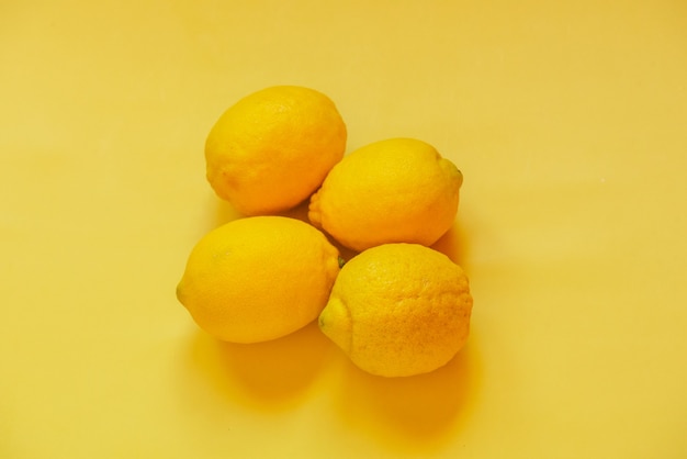 Frutti di limone sul tavolo giallo. Vista dall'alto, cibo sano