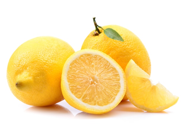 Frutti di limone sulla superficie bianca