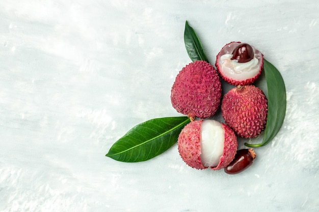 Frutti di litchi dolci con foglie su sfondo chiaro banner menu ricetta posto per la vista dall'alto del testo