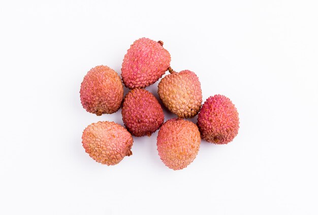 Frutti di litchi su bianco