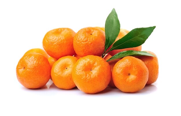 Frutti di mandarino isolati su sfondi bianchi. Mandarini, clementine, arance.