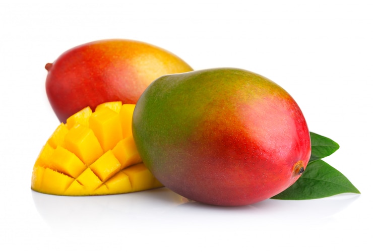 Foto frutti di mango maturo con fette isolati su bianco
