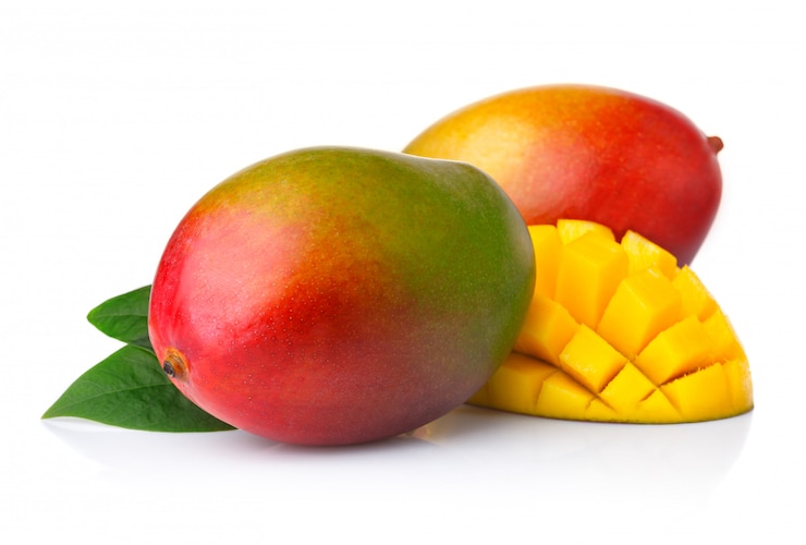 Foto frutti di mango maturo con fette isolati su bianco