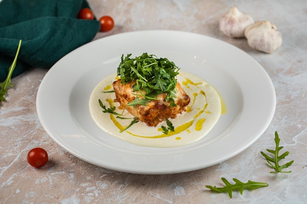 Frutti di mare Cibo e limone su un piatto bianco di filetto di salmone fresco con cibo pasto