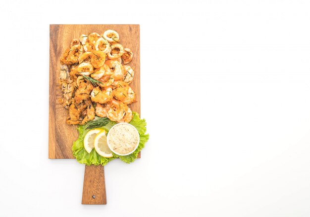 frutti di mare fritti (calamari, gamberetti, cozze) con salsa