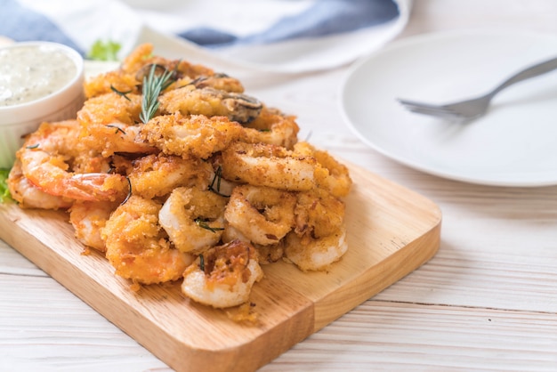 frutti di mare fritti (calamari, gamberetti, cozze) con salsa